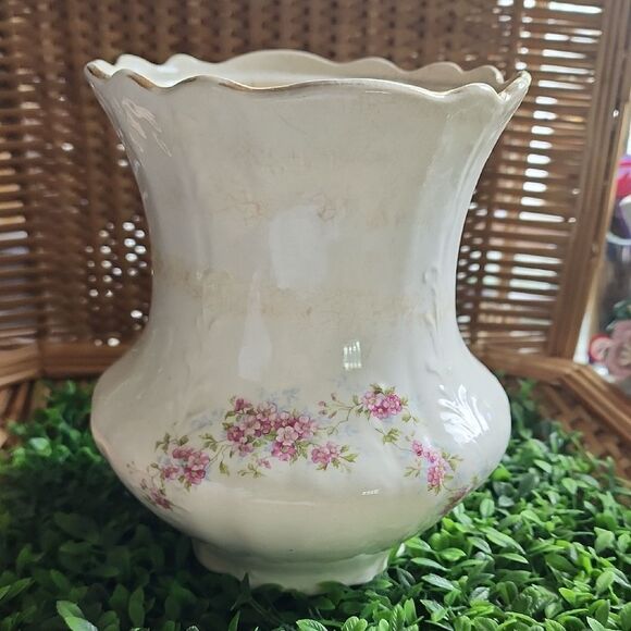 Vintage Floral Vase With Scalloped Gold Tone Rim Coquette - Picture 1 of 10